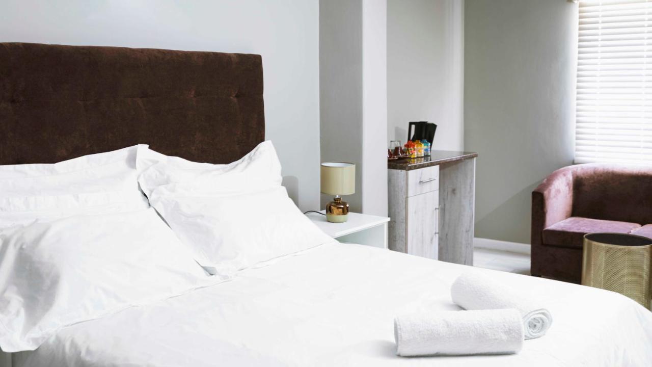 103Onwallace Self Catering Guest House ケープタウン エクステリア 写真