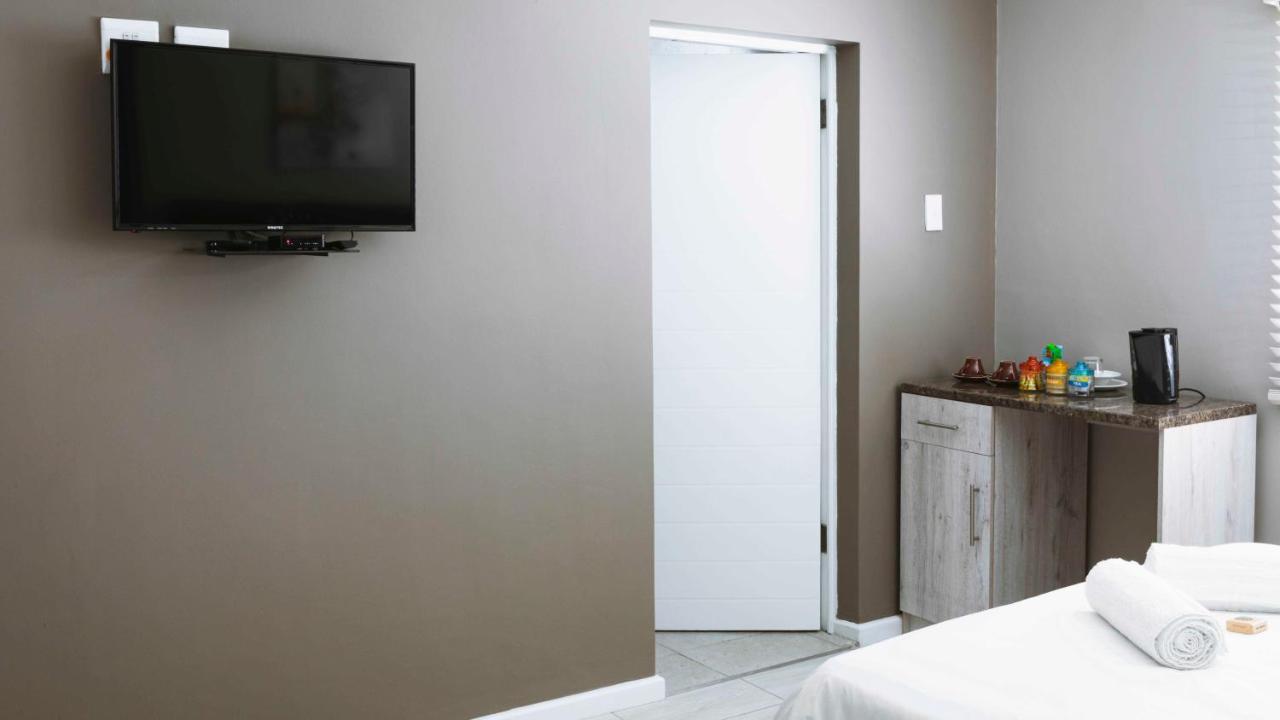 103Onwallace Self Catering Guest House ケープタウン エクステリア 写真
