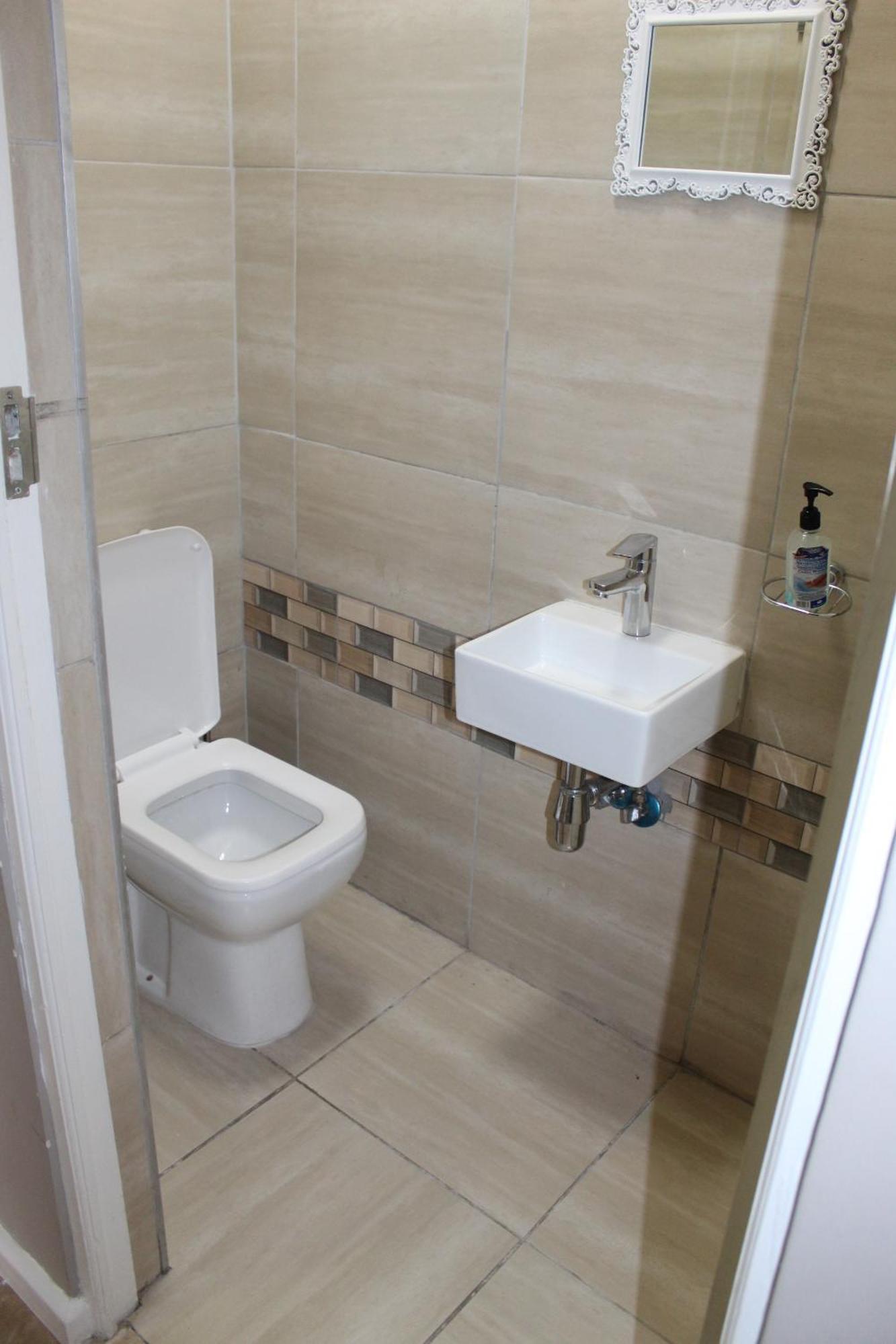 103Onwallace Self Catering Guest House ケープタウン エクステリア 写真
