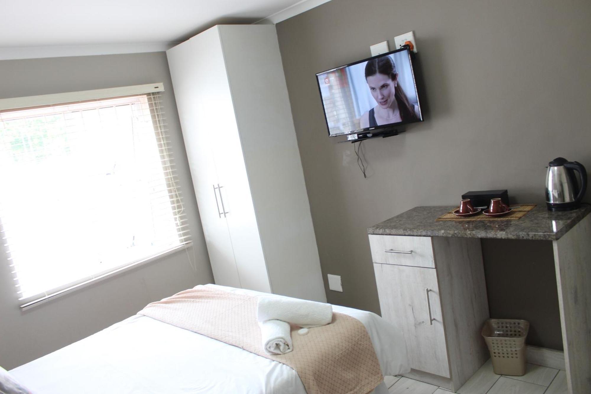 103Onwallace Self Catering Guest House ケープタウン エクステリア 写真